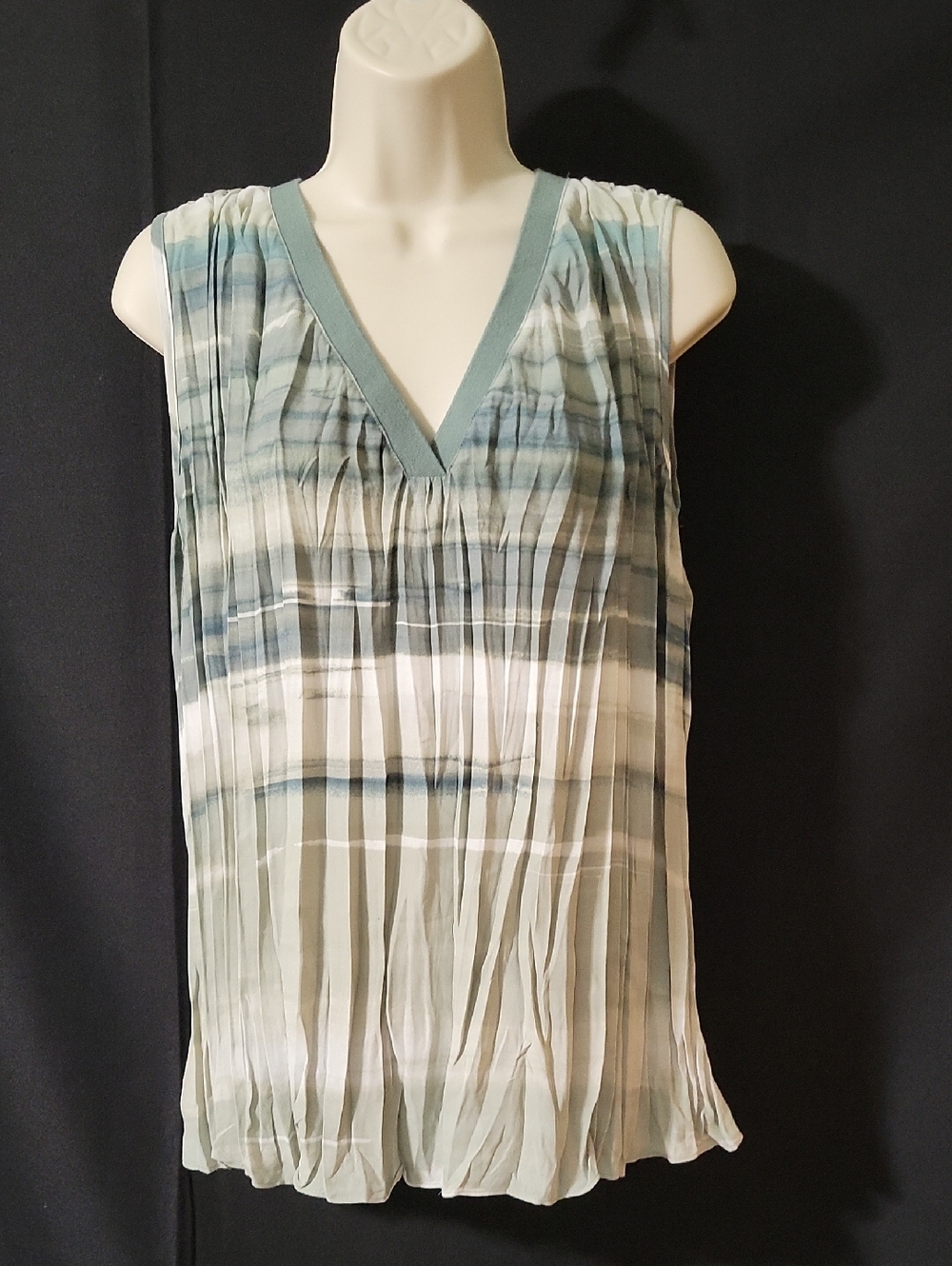 DR2 Sleeveless Pleated V-Neck Tank in Sage Green & White, Size S